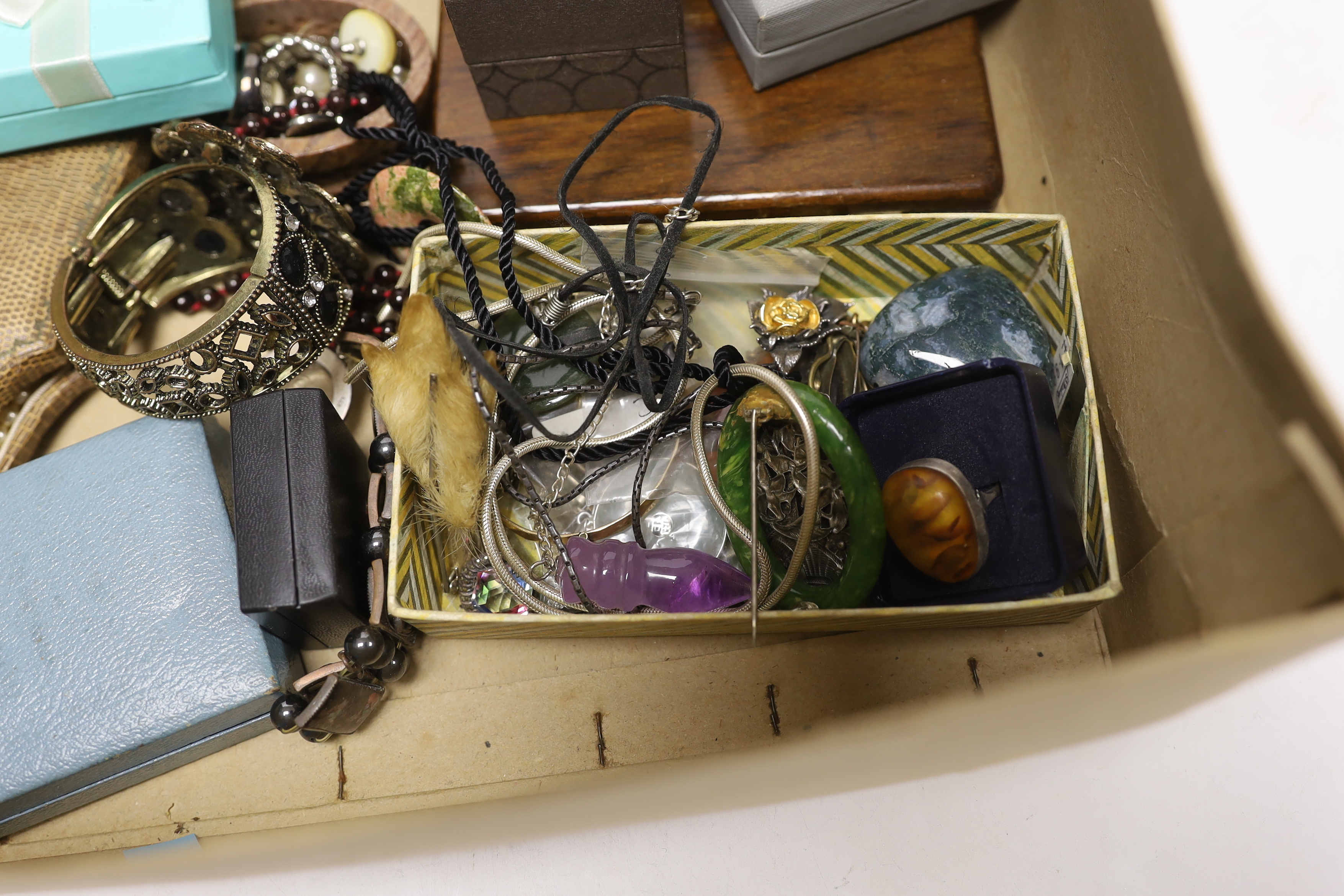 A group of assorted costume jewellery including a garnet necklace, amethyst pendant, etc.